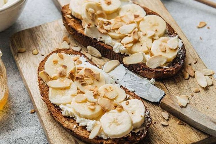 Тосты с бананом и творожным сыром
