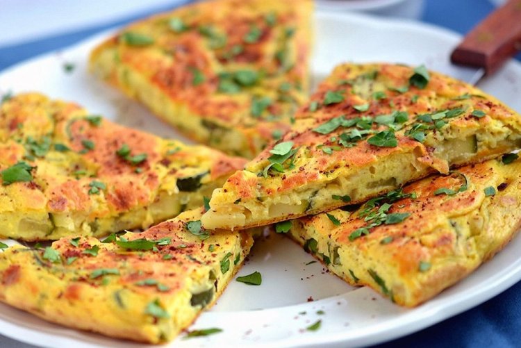 Нутовый омлет с овощной смесью