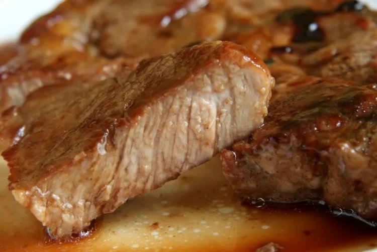 Свиная вырезка в вине на сковороде