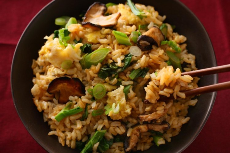 Жареный рис с яйцом, цукини и грибами шиитаке