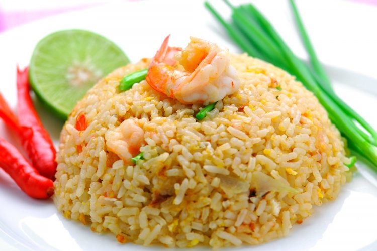 Жареный рис с яйцом и креветками