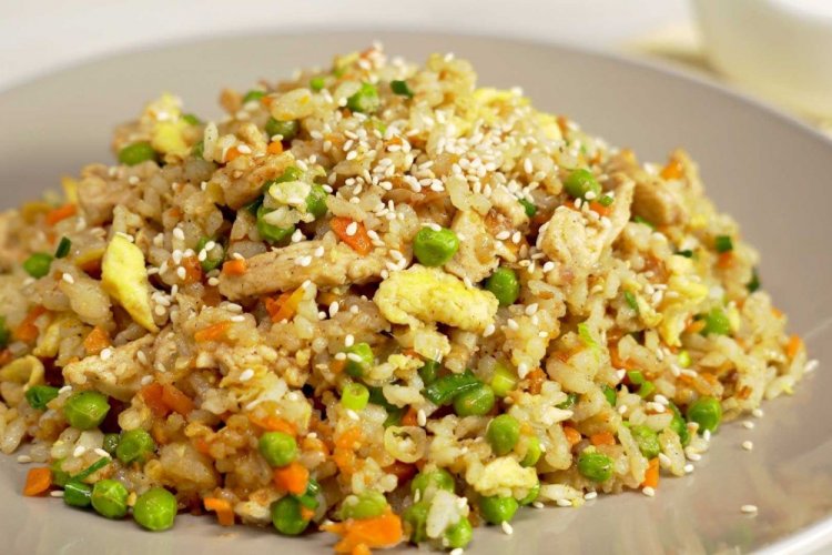 Жареный рис с яйцом и курицей
