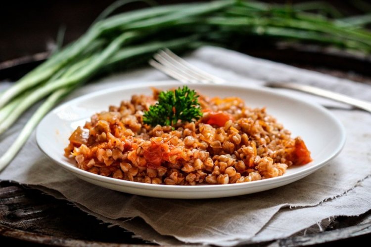 Гречка с помидорами