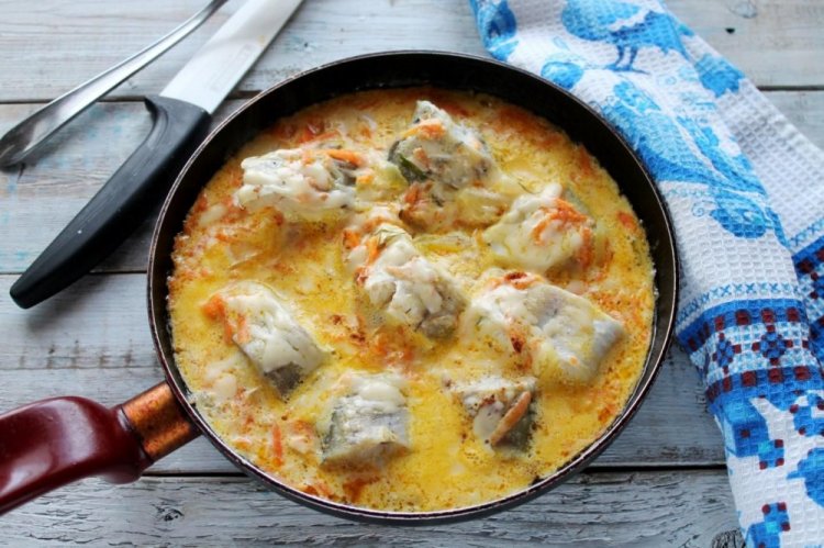 Форель с луком и морковью в сливочном соусе