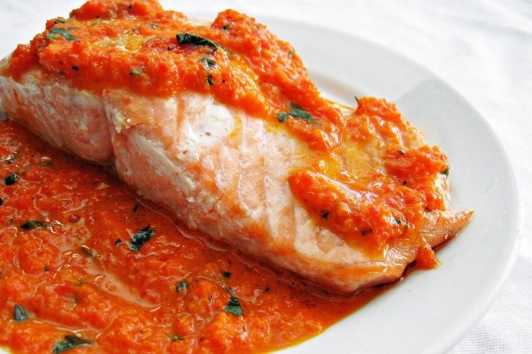 Форель с паприкой в сливочно-томатном соусе