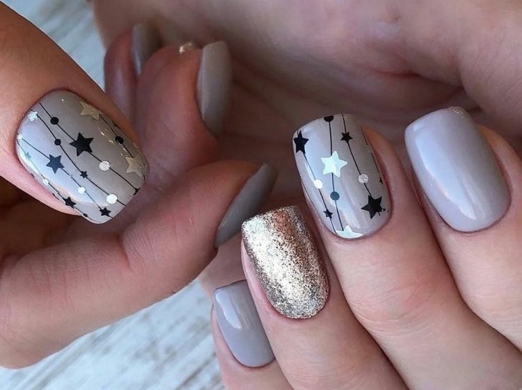 Звезды в новогоднем маникюре