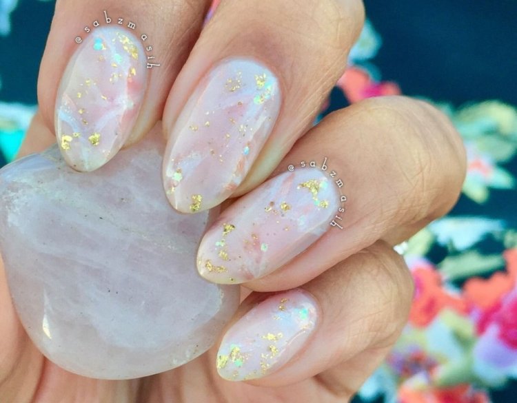 Опаловый маникюр на короткие ногти