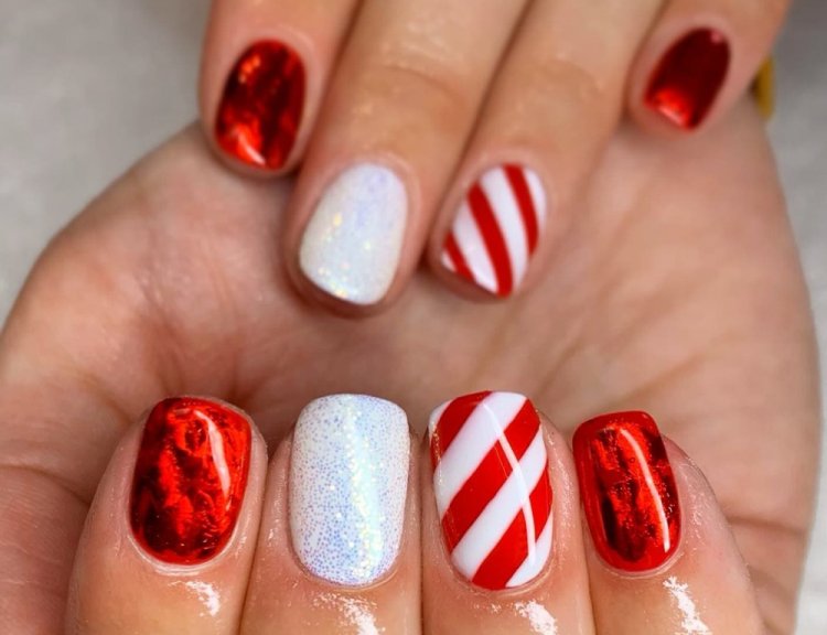 Маникюр-леденец на Новый год