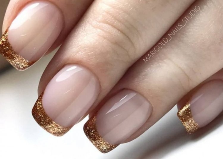 Золотой френч и лунный маникюр