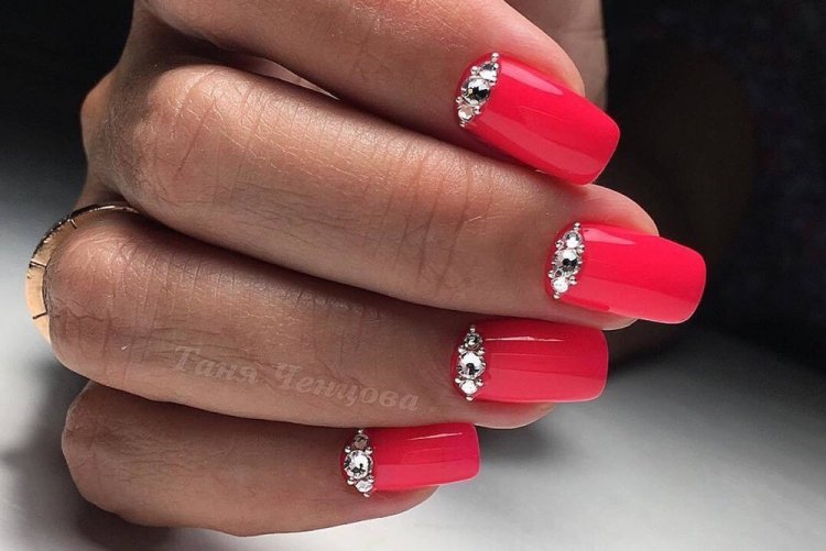 Лунный маникюр со стразами