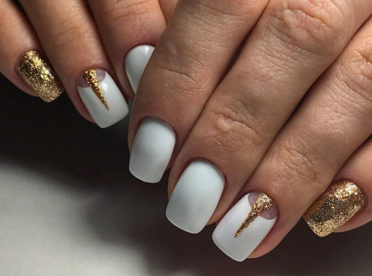 Золотой френч и лунный маникюр