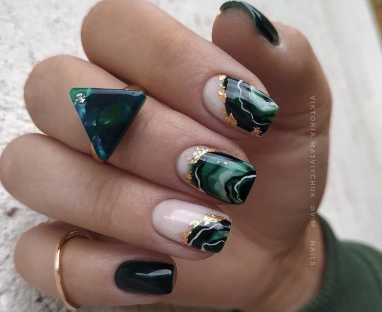 Изумрудный мрамор на короткие ногти