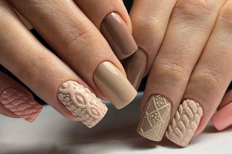 Скандинавские узоры в новогоднем маникюре