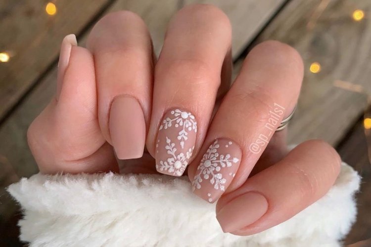 Новогодние снежинки на ногтях