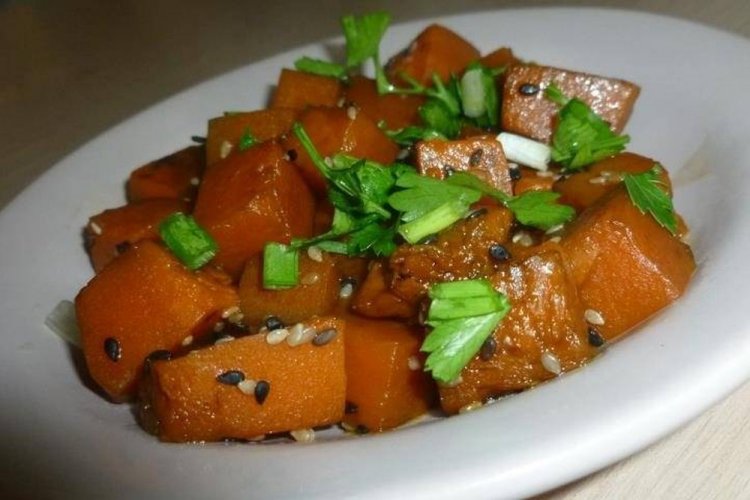 Пряная тыква в соевом соусе на сковороде