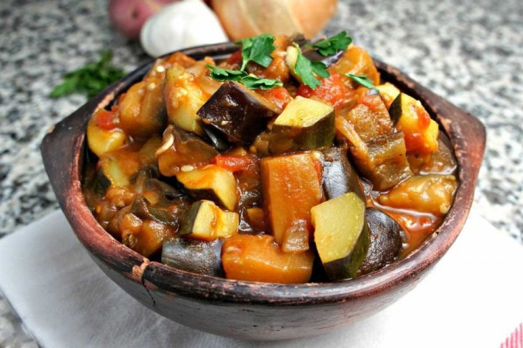 Тушеная тыква с баклажанами