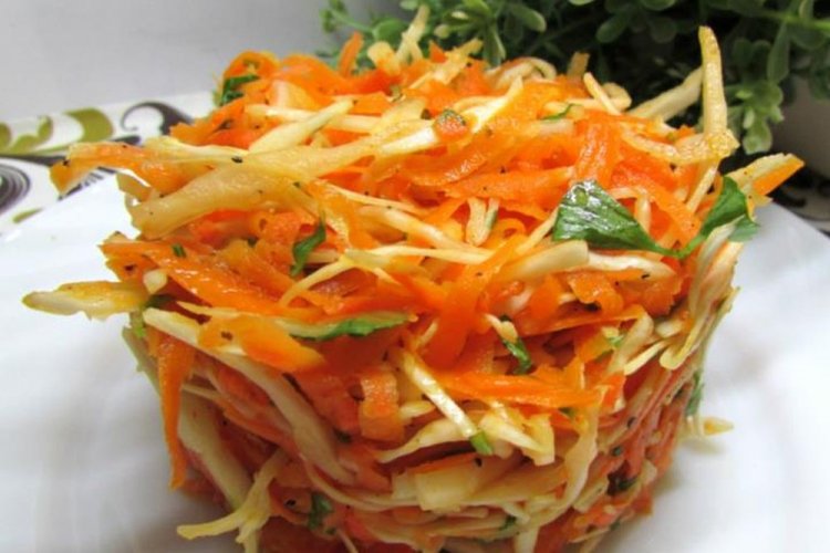 Хрустящий салат из сырой тыквы и капусты