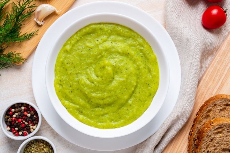 Пюре из кабачков и зеленого горошка