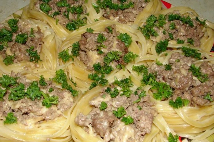 Гнезда с фаршем со сливками на сковороде