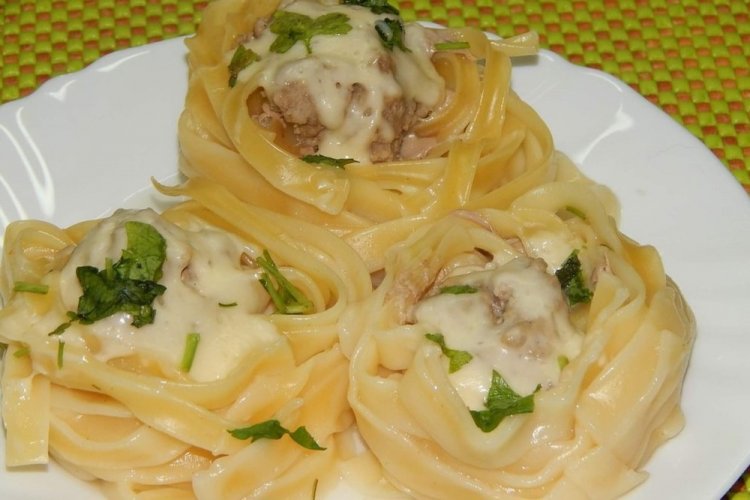 Гнезда с фаршем и сметаной на сковороде