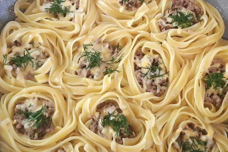 Гнезда с фаршем и картофелем на сковороде