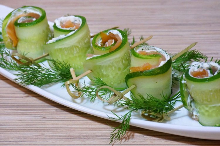 Рулетики из огурца с творожным сыром и лососем