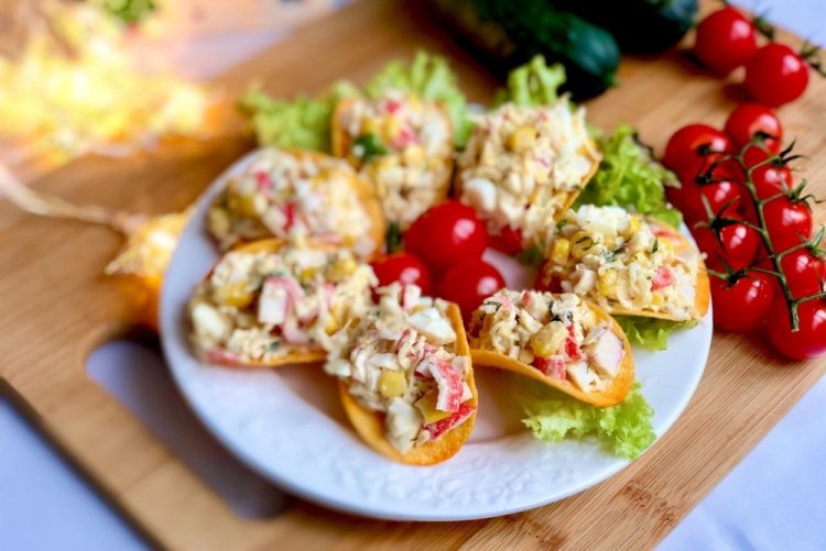 Закуска на чипсах с крабовыми палочками и кукурузой