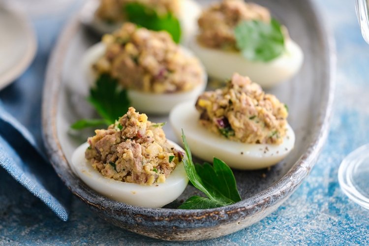 Фаршированные яйца с печенью трески