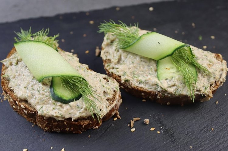 Паштет из шпрот с плавленым сыром и маринованными огурцами