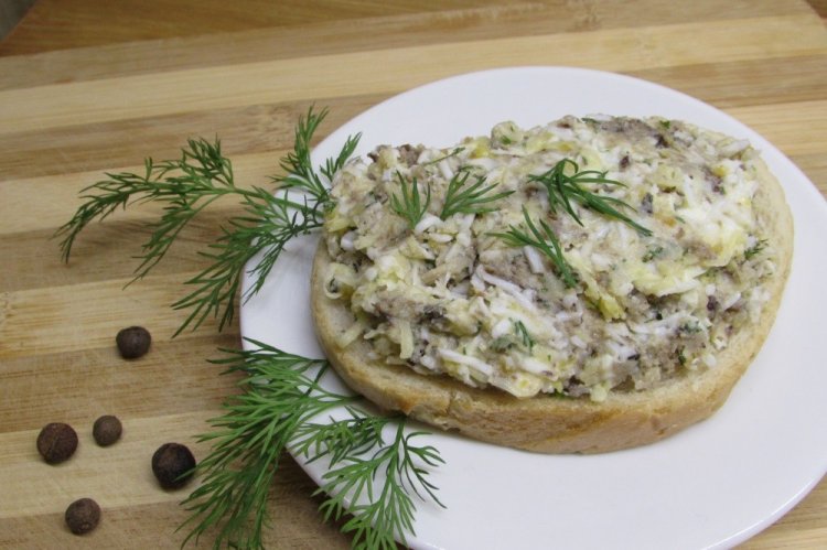 Паштет из шпрот с чесноком и твердым сыром