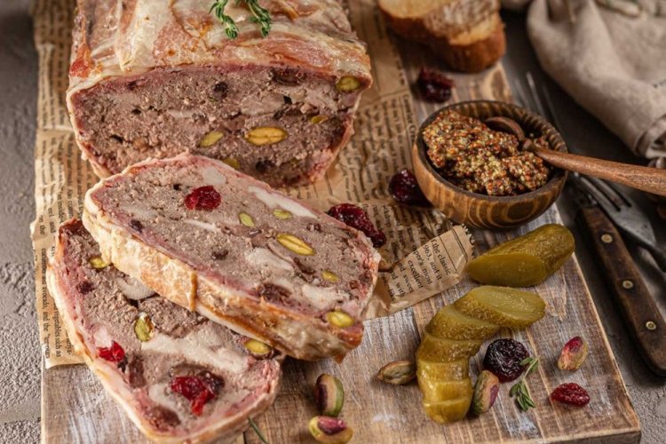 Мясной хлеб с овощами и фисташками