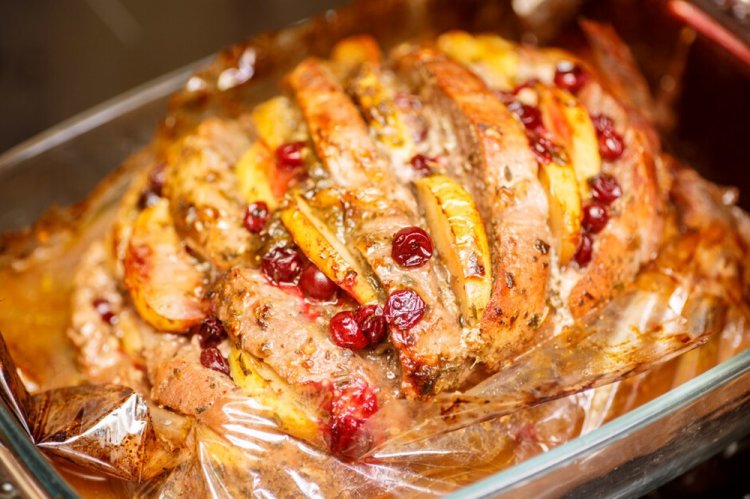 Свиная шея с клюквой в духовке