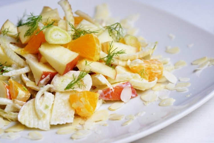 Фруктовый салат с сыром Бри