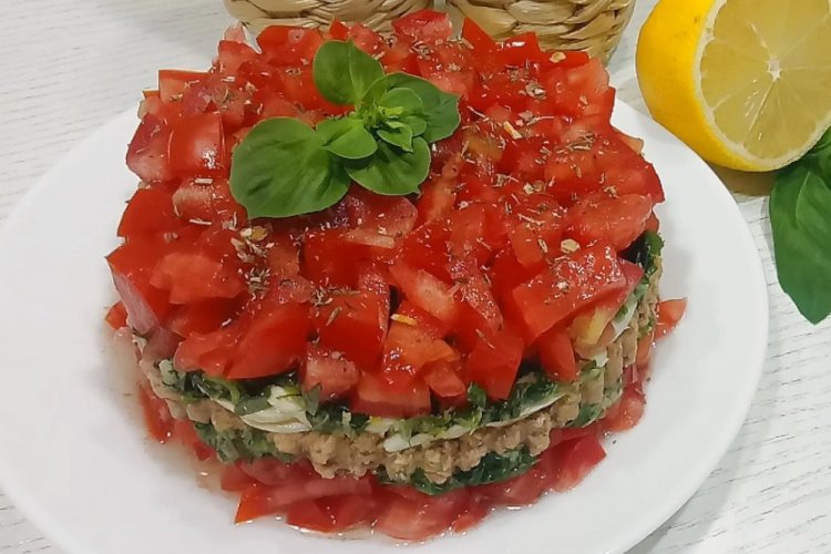 Салат с тунцом и помидорами