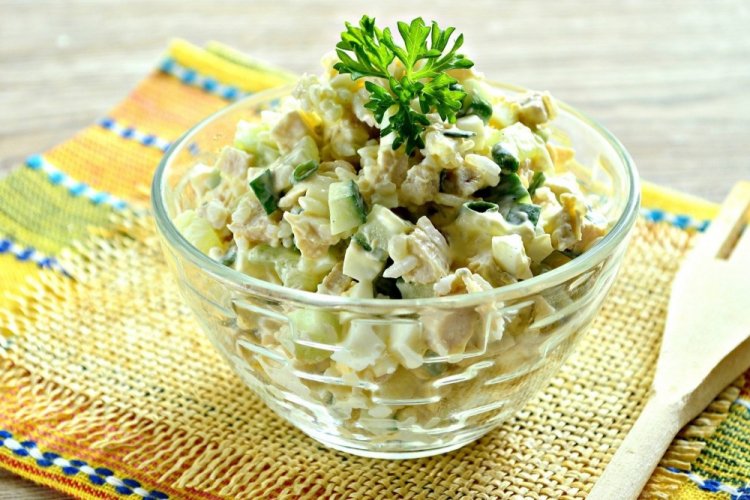 Салат с курицей и огурцом