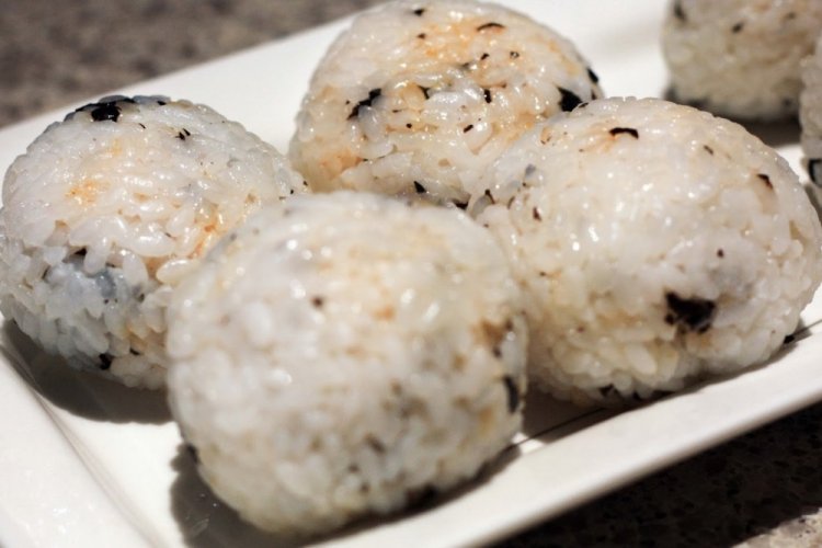 Крабовые шарики с рисом и нори