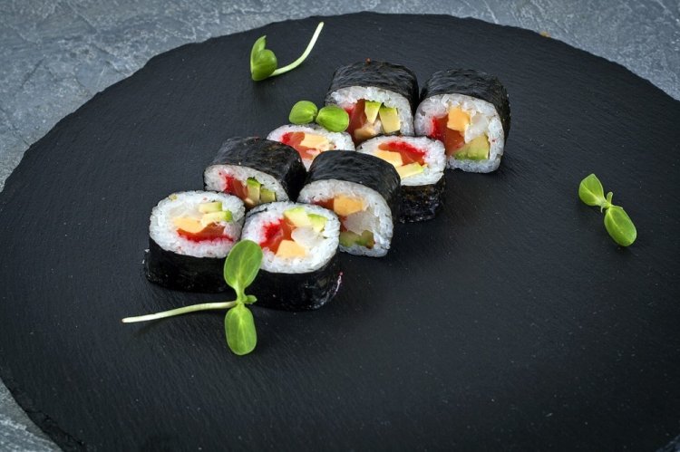 Роллы с лососем и авокадо