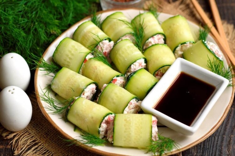 Рулетики из огурцов с крабовыми палочками
