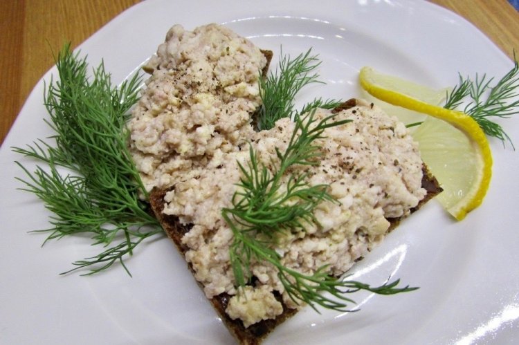 Паштет из печени трески с консервированным горошком