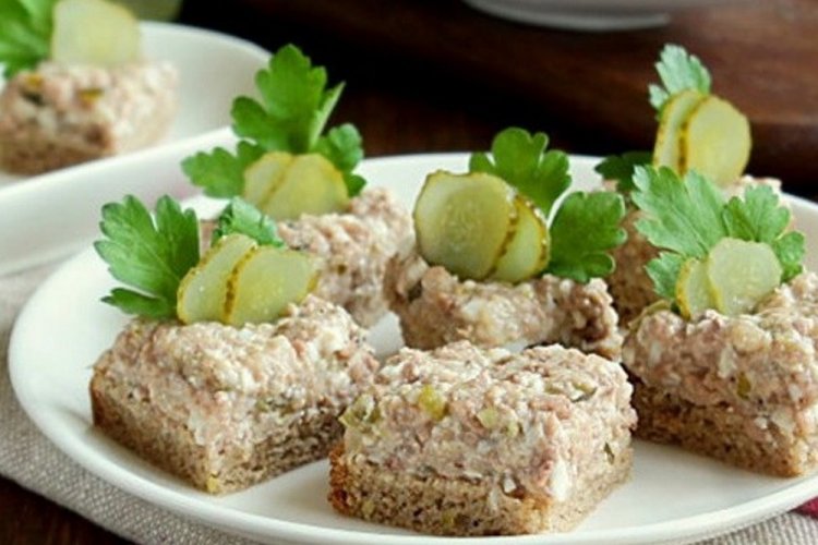 Паштет из печени трески с маринованными огурцами