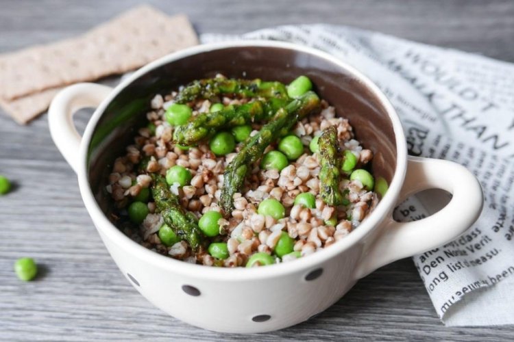 Гречка с зеленым горошком