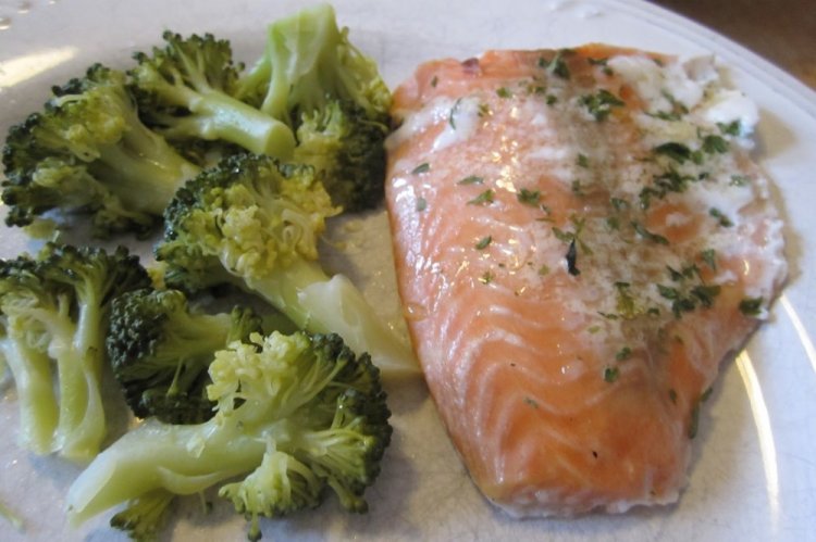 Семга с брокколи в сливочном соусе