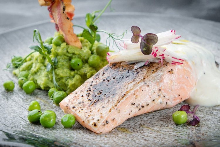 Семга с зеленым горошком в сливочном соусе