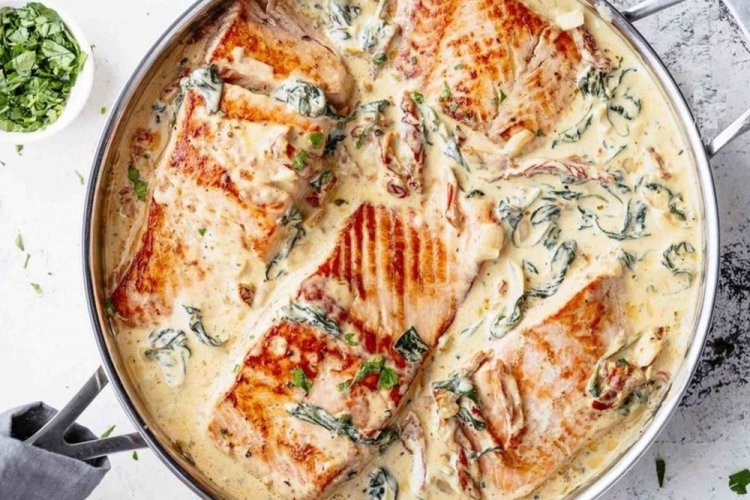 Семга со шпинатом в сливочном соусе