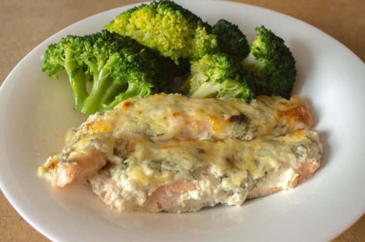 Семга в сливочном соусе с желтком и сыром