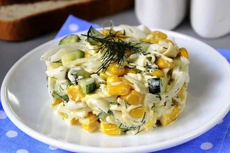 Салат с кальмарами и кукурузой