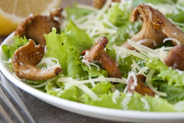 Салат с лисичками и пармезаном