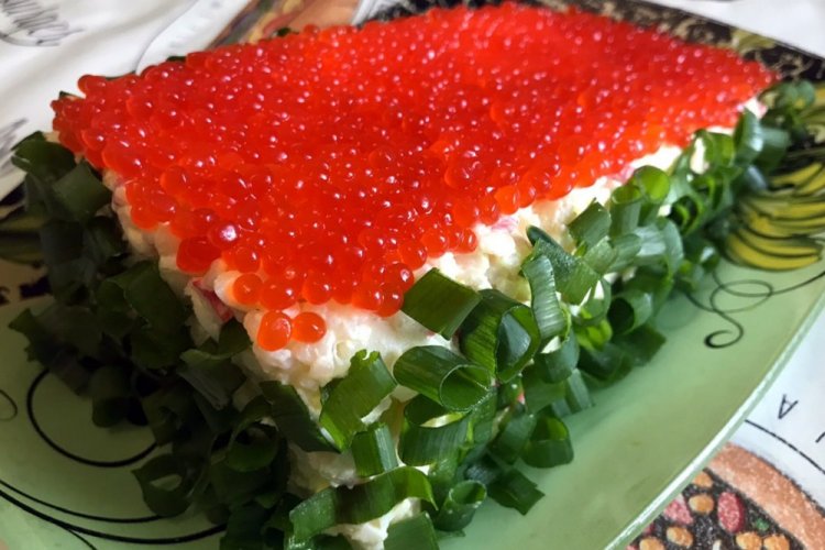 Слоеный салат с красной икрой