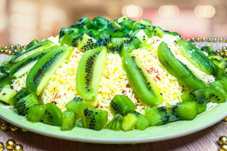 Изумрудный салат с курицей