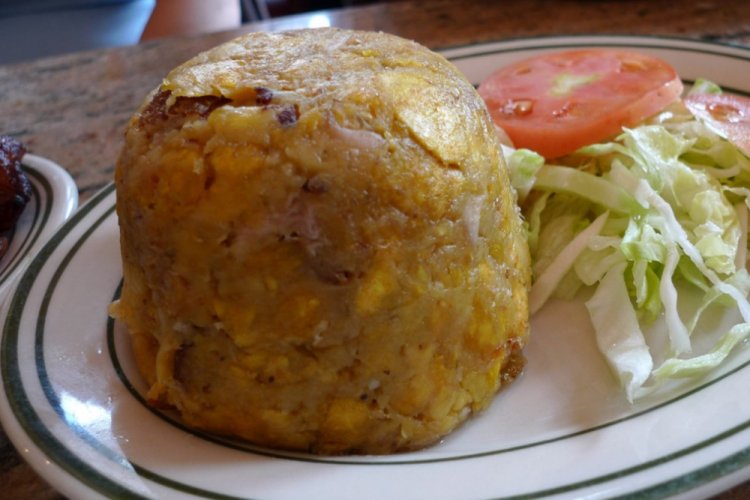 Мофонго из жареных бананов с беконом